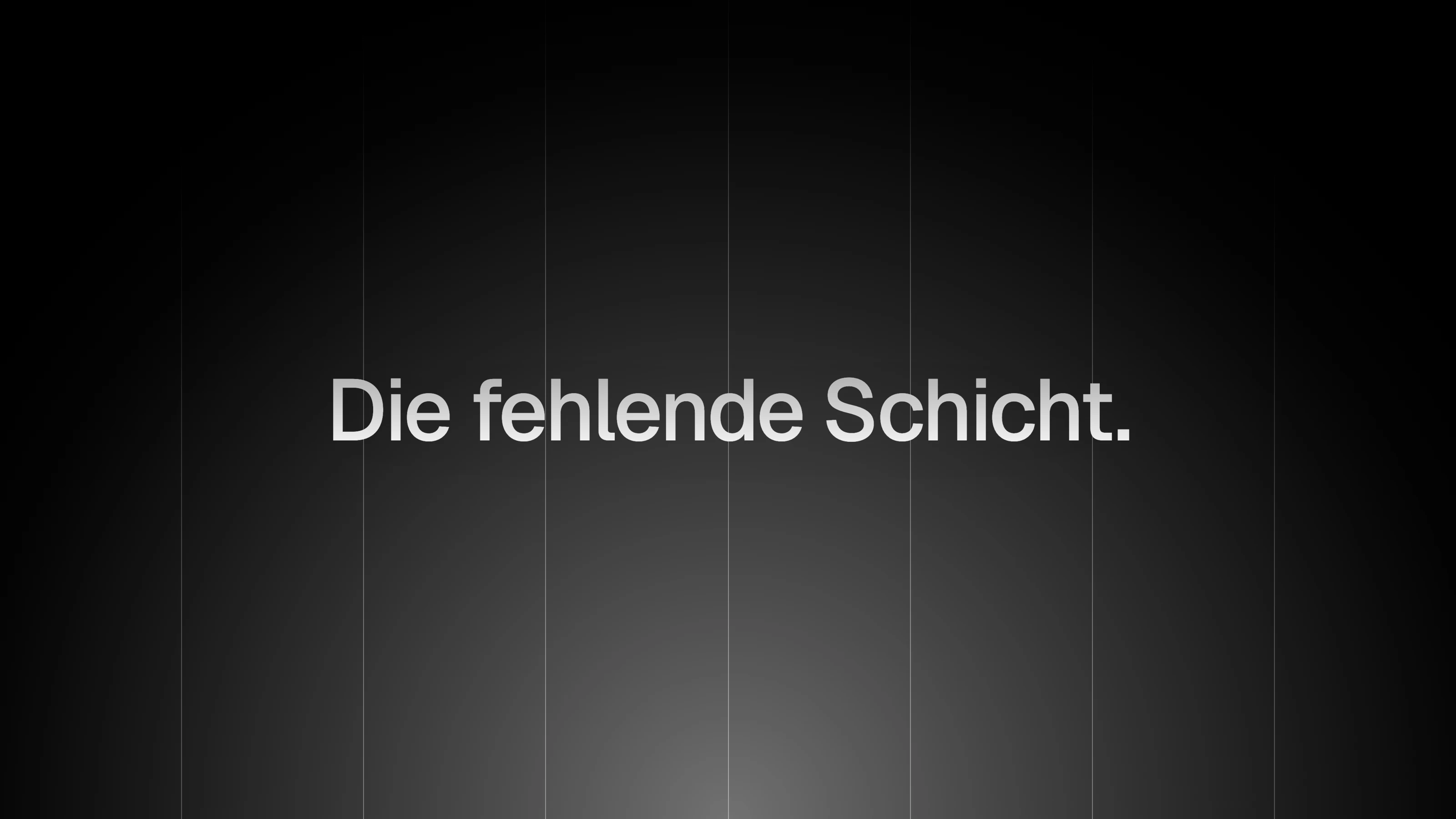 Titel ‚Die fehlende Schicht.‘ auf dunklem Hintergrund mit dezenten vertikalen Spaltenlinien